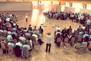 A organização de um círculo de pessoas é uma das etapas da Open Space Technology, que se inspira no comportamento ancestral do homem.