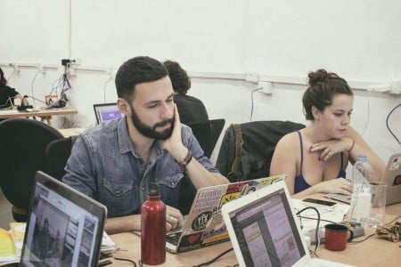 Vinicius Russo e Maria Shirts no escritório do Núcleo Digital, em São Paulo.