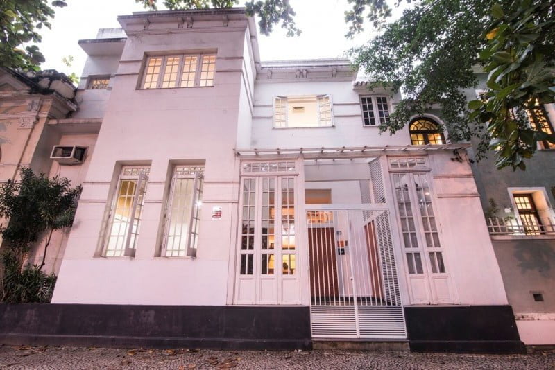 A sede da Laje fica no bairro da Gávea, no Rio, e divide espaço com a agência de design de Ana Couto, uma das sócias.