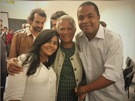 Mariana e Hamilton, sócios da Saladorama, ao lado de Yunus, que visitou o Brasil recentemente.