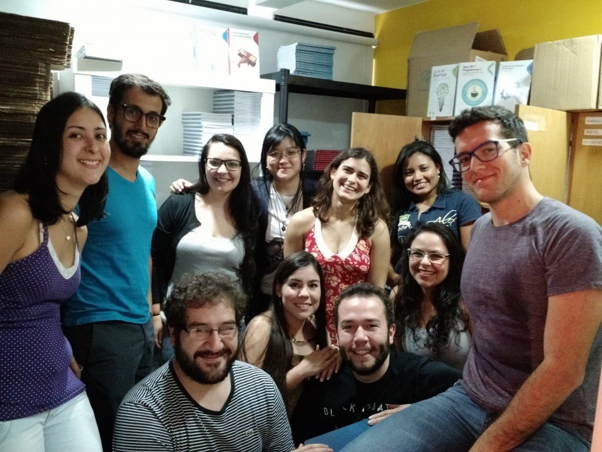 Equipe da Casa do Código, editora sedenta por um best-seller do mundo da computação que pode estar hoje dentro da sua gaveta ou da sua cabeça, caro leitor do Draft: Paulo é o de camiseta azul