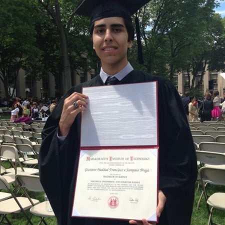 Na beca, Gustavo Haddad exibe o diploma do MIT.