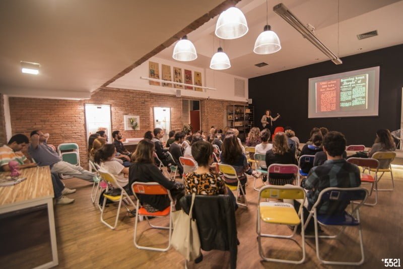 Registro de uma palestra na Laje, que busca colocar sempre um aspecto de transformação social nos cursos que disponibiliza.