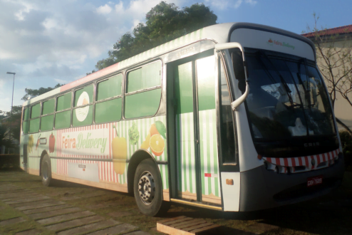 A reforma do ônibus custou 100 mil reais e a Feira Delivery ganhou mercado levando seus produtos para dentro de condomínios fechados.
