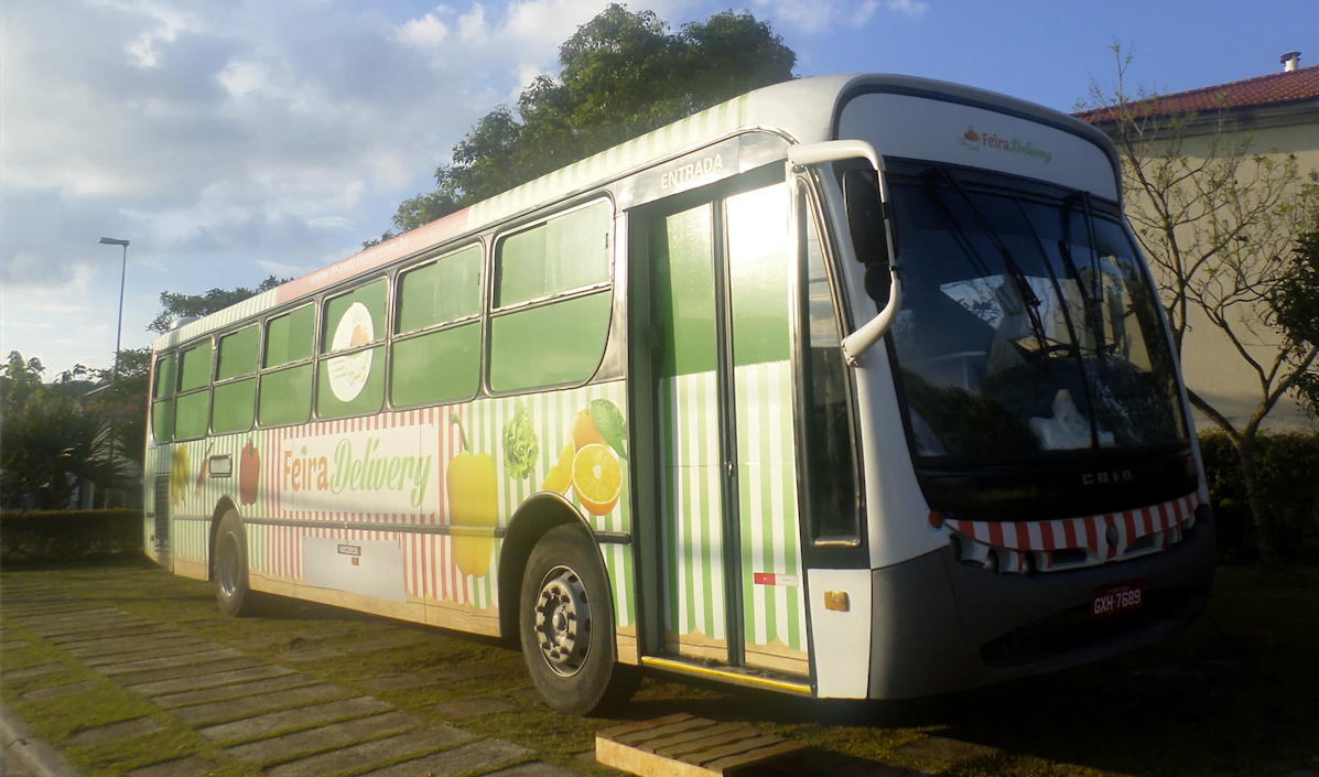 A reforma do ônibus custou 100 mil reais e a Feira Delivery ganhou mercado levando seus produtos para dentro de condomínios fechados.