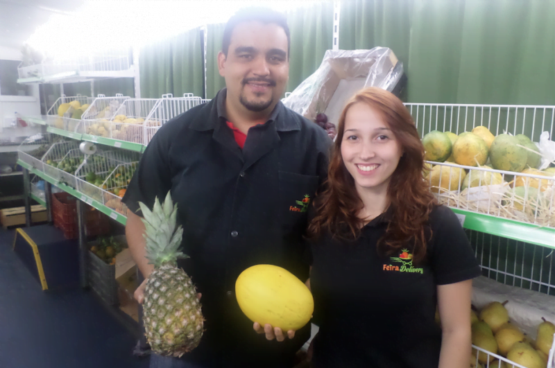 Carlos e a esposa, dentro do ônibus da Feira Delivery.