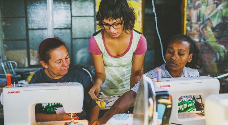 Elisa Dantas, do Roupa Livre, com aprendizes em um evento Pimp Nossa Cooperativa, na Cooper Glicério, em São Paulo.