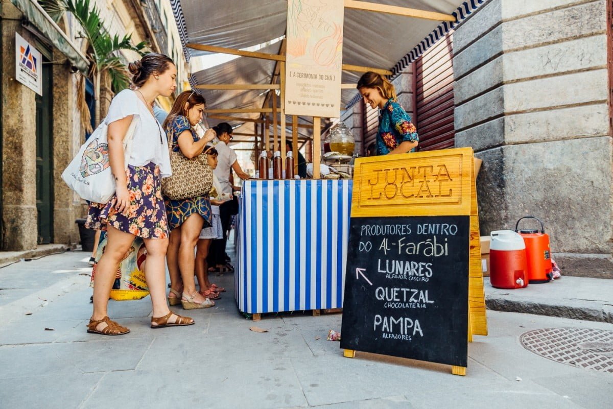 Um dos locais onde acontece a feira da Junta Local é o Centro do Rio, na rua do Rosário.