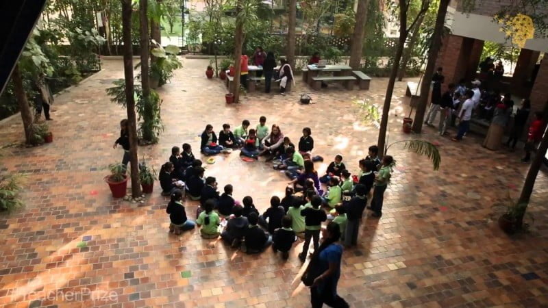 A escola que ela criou fica afastada do centro da cidade e se tornou referência mundial.