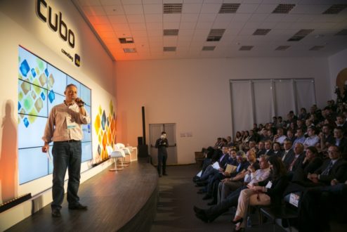 Anderson Thees, da Redpoint, numa palestra no CUBO, hub de empreendedorismo recém-lançado em São Paulo.
