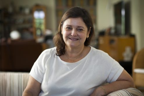 A cineasta Mara Mourão, em sua casa em São Paulo (foto: Luís Simione).