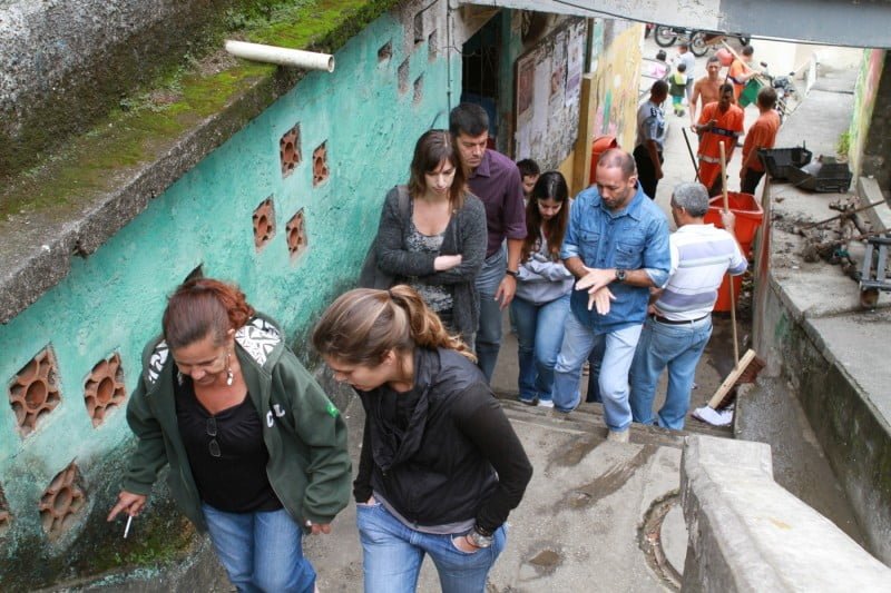 Taciana e a equipe da NBS numa esquisa de campo no Morro dos Prazeres, em 2011.