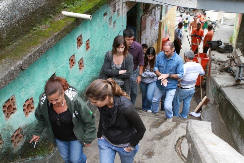 Taciana e a equipe da NBS numa esquisa de campo no Morro dos Prazeres, em 2011.