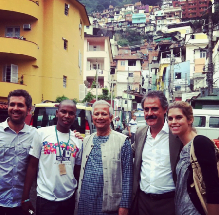 Taciana com Yunus (ao centro) em uma visita ao Santa Marta em junho de 2012.