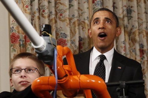 Obama com Joey Hudy e sua máquina que lança marshmallow, na inauguração da Mini Maker Faire em 2012, na Casa Branca (foto: reprodução Huffington Post/AP).