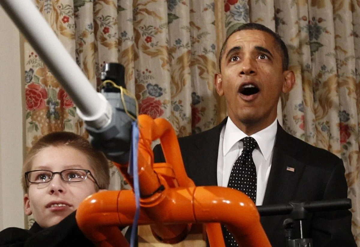 Obama com Joey Hudy e sua máquina que lança marshmallow, na inauguração da Mini Maker Faire em 2012, na Casa Branca (foto: reprodução Huffington Post/AP).