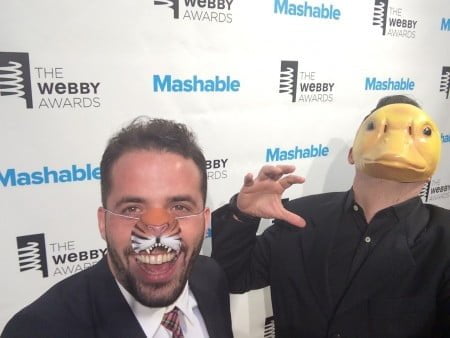 Em momento descontraído no Webby Awards. Marcio Callage acredita que dá para ser feliz no trabalho, de verdade.