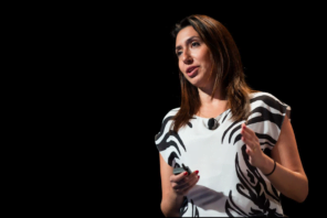 Laura Chiavoni no palco para mais uma palestra, em Cannes, no ano passado.