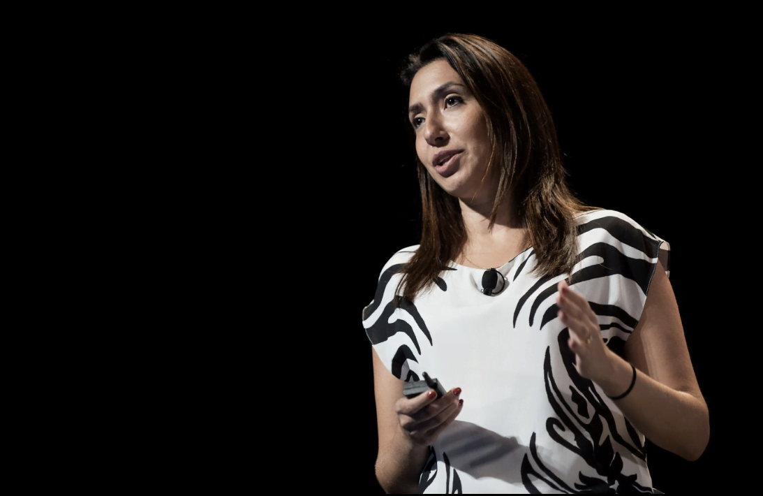 Laura Chiavoni no palco para mais uma palestra, em Cannes, no ano passado.