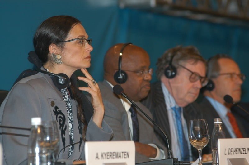 Lala coordenando uma reunião interministerial durante a UNCTAD XI, em 2004.