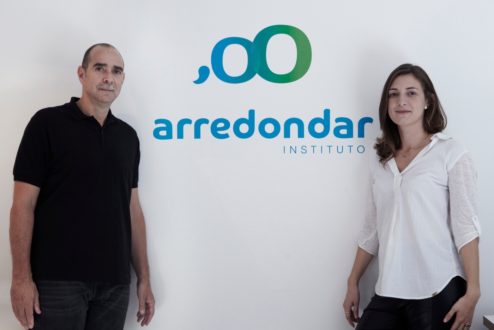 Ari Weinfeld e Nina Velentini, à frente da iniciativa. Em quatro anos, quase 1 milhão de pessoas arredondaram o valor de suas compras para que os centavos fossem doados às ONGs cadastradas.