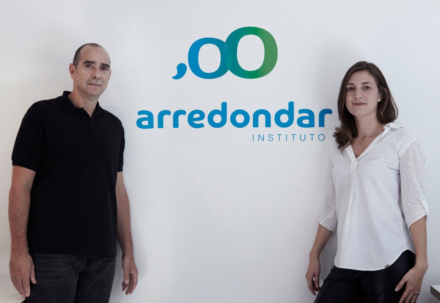 Ari Weinfeld e Nina Velentini, à frente da iniciativa. Em quatro anos, quase 1 milhão de pessoas arredondaram o valor de suas compras para que os centavos fossem doados às ONGs cadastradas.