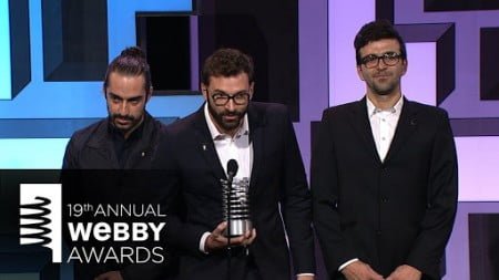 Lucas (no centro) recebendo o Webby Awards. Um dos muitos que a LiveAD acumula.