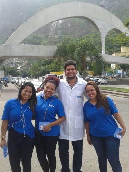 Brenno e a equipe da Doutor Já fazendo panfletagem para moradores da Rocinha, no Rio.