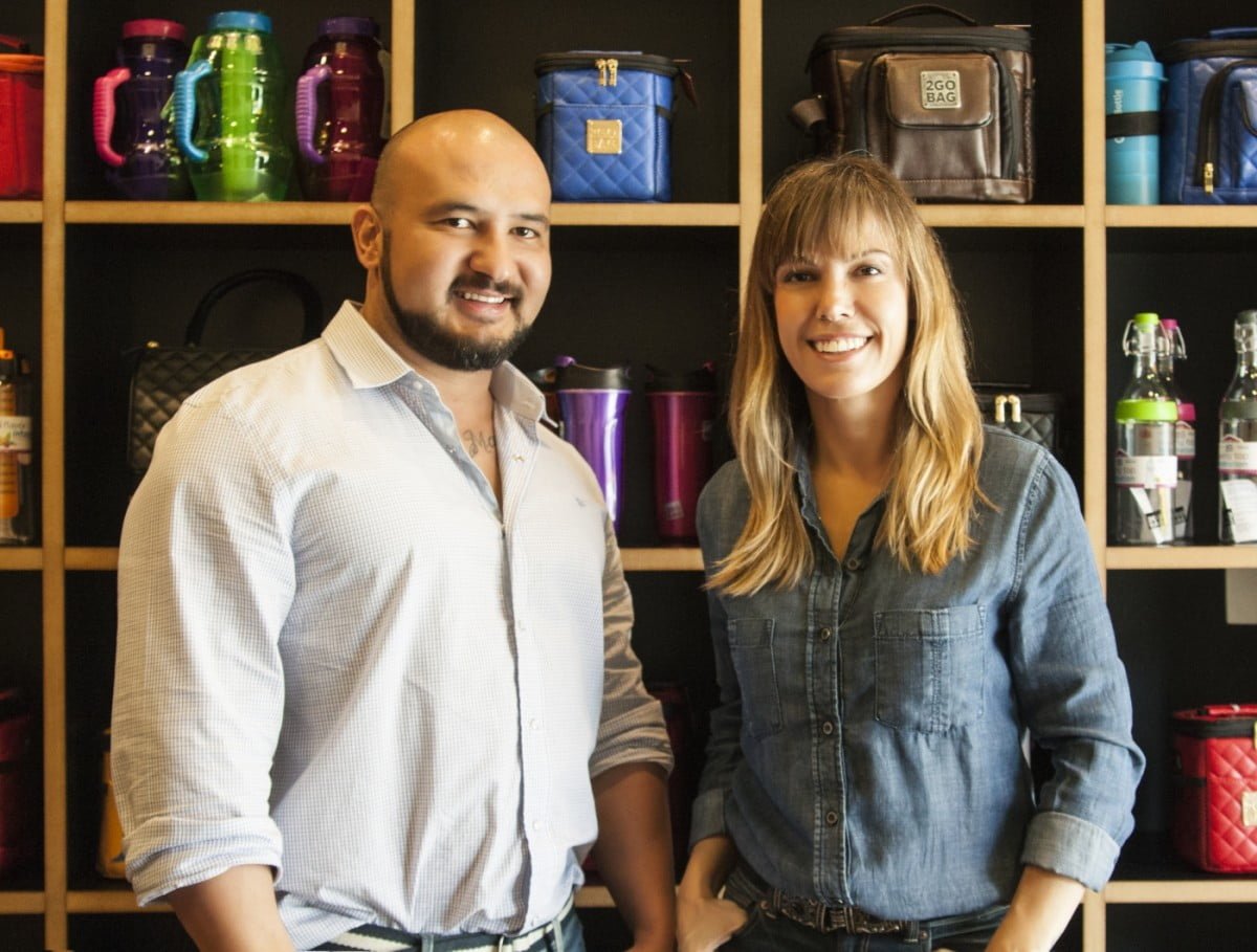 Parceria entre o personal trainer Karlos Brasília e a designer Gabi Vianna, a 2goBag cria bolsas de marmita estilosas.