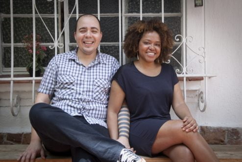 Gustavo e Larissa no quintal de casa. Há um ano, jornalista de gastronomia e chef de cozinha iniciaram o negócio (foto: Luís Simione).