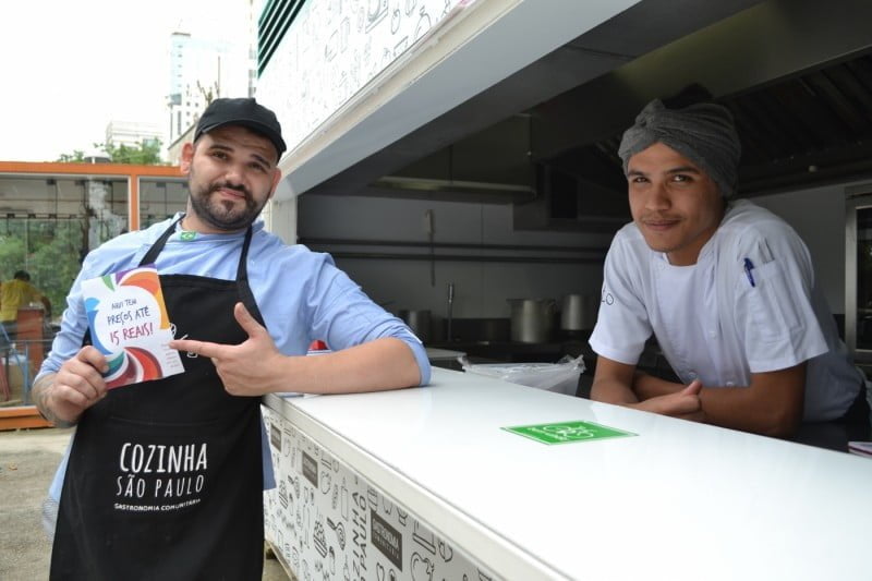 Jônatas e Lucas, do Mistura Cultura, nos primeiros dias de trabalho na praça, no Centro de São Paulo.