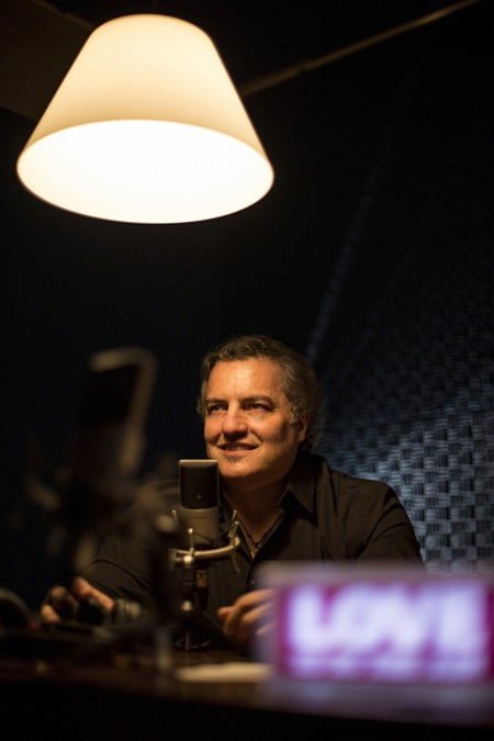 Paulo Lima e o microfone: a Trip começou como um programa de rádio, que permanece no depois de 32 anos: surf e lifestyle (foto: Kiko Ferrite).