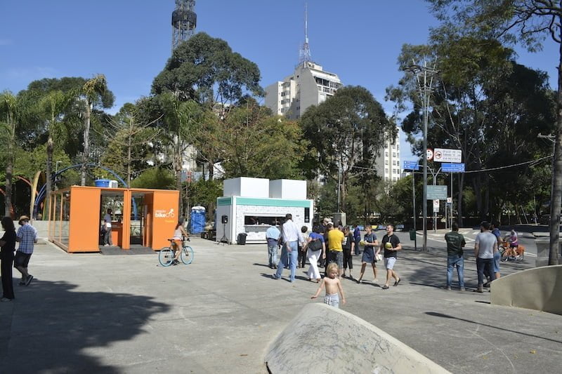 Praça do Mirante, onde funciona a Cozinha São Paulo, frequentada por adultos e crianças num dia de sol.