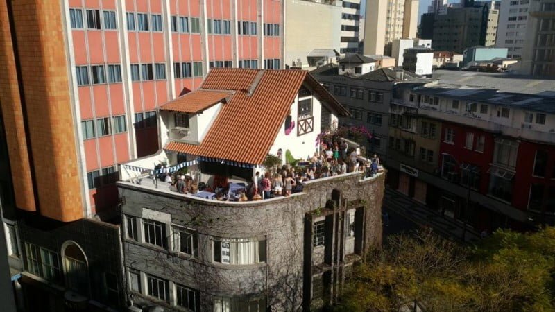 A Samambaia é, literalmente, uma casa em cima de um prédio, no centro de Curitiba. 