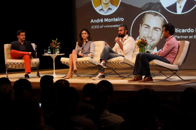 André (o primeiro à direita) no palco em um dos eventos da Brazil Innovators.