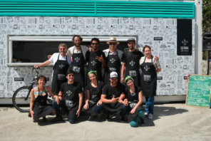 Lincoln (de chapéu panamá) e o time de chefs que inaugurou o projeto Cozinha São Paulo, em agosto deste ano.
