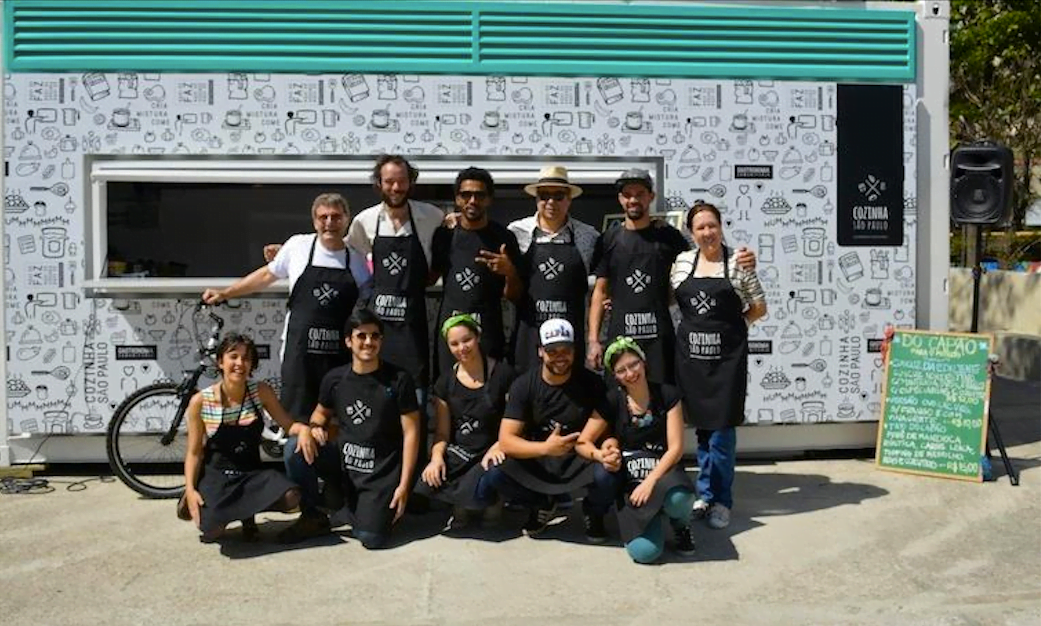 Lincoln (de chapéu panamá) e o time de chefs que inaugurou o projeto Cozinha São Paulo, em agosto deste ano.