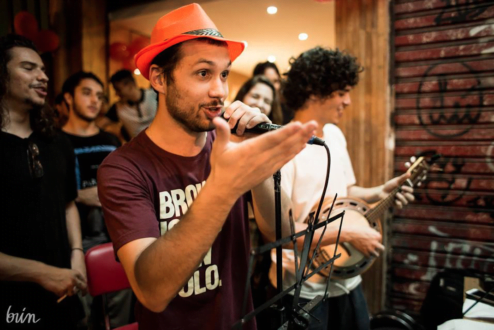 Luiz Quinderé à frente do bloco "Brownie is the new Bolo", durante a festa de dois anos da loja de Laranjeiras (foto: Brin).