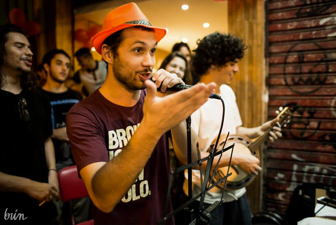 Luiz Quinderé à frente do bloco "Brownie is the new Bolo", durante a festa de dois anos da loja de Laranjeiras (foto: Brin).