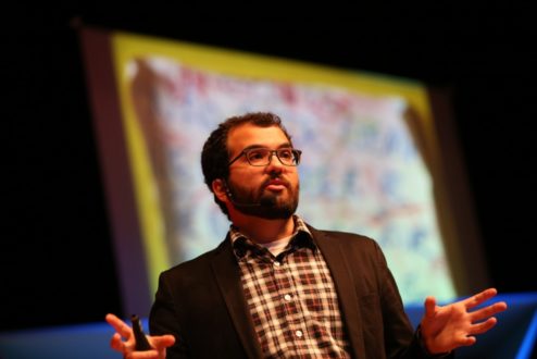 Caio Dib em sua fala sobre o que motiva educadores no TEDx Unisinos (foto: Bruno Alencastro).