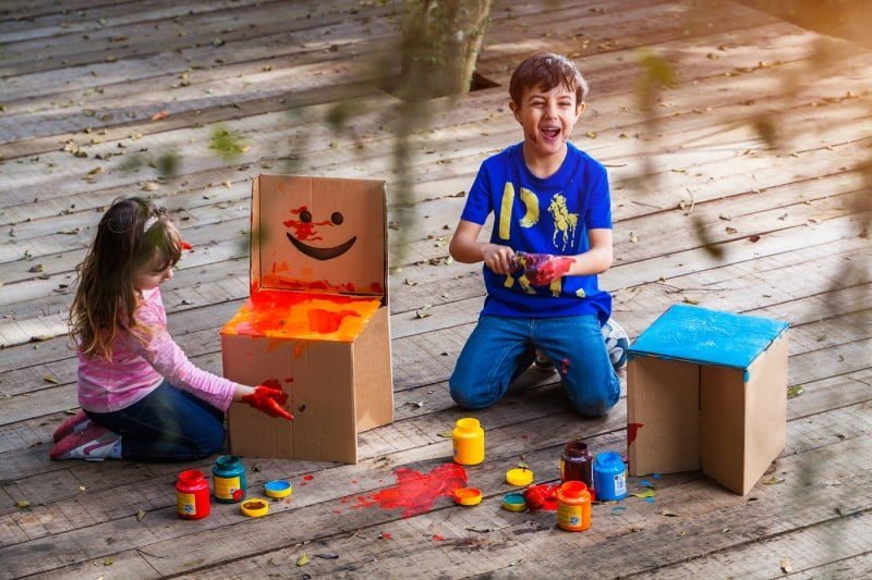 O banco infantil da Eu Amo Papelão suporta até 100 quilos (foto: Jonathan Partos).