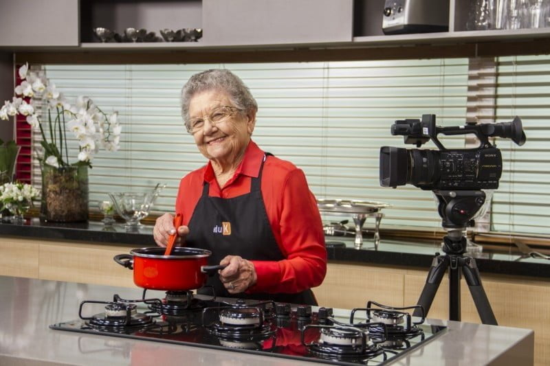 Palmirinha Onofre foi uma das professoras do curso de gastronomia da eduK. Mais de 300 especialistas se revezam em dez estúdios de gravação (foto: Luiz Padovan/eduK).