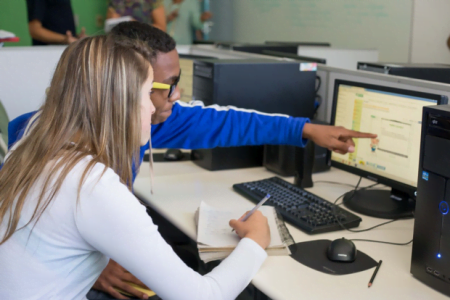 Tecnologia na educação é um dos temas mais interessantes do nosso tempo. Não se trata de lousa digital, mas de integração (foto: blog Escola Digital). 