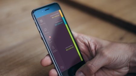 O Nubank permite que o cliente controle seus gastos no cartão de crédito (MasterCard) direto do celular.