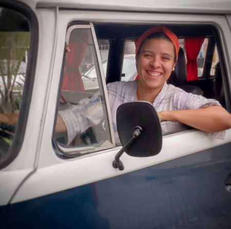 Joana Ricci à bordo da Kombi, dias antes de ir para a rua pela primeira vez, em outubro do ano passado.