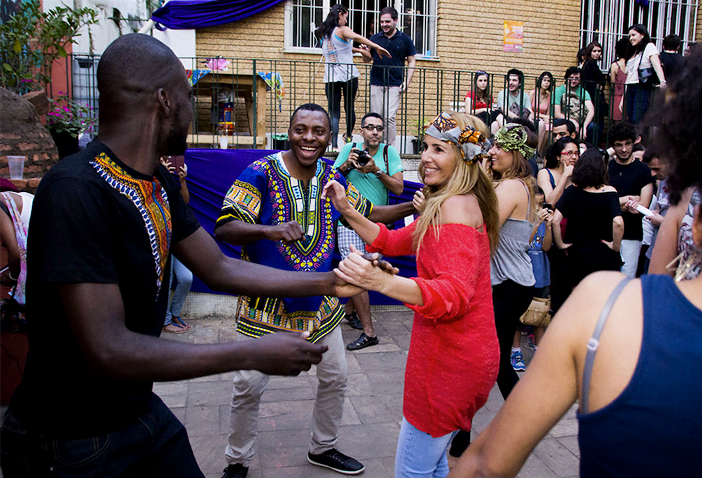 Acima, dois professores de francês congoleses — de preto, Pitchou Luambo, e de azul Guylain Mukendi — numa aula de dança promovida pelo Abraço Cultural (foto Edgardo Guerrero).