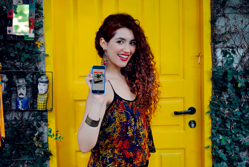 Jéssica Behrens, de 24 anos, e o aplicativo que criou: uma mistura da ideia do Tinder, mas para que as pessoas troquem, doem e vendam objetos entre si.
