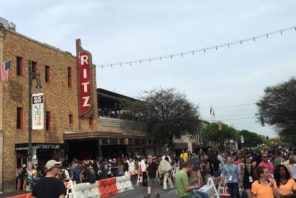Notícias de um futuro que já chegou. Imagem da 6ª avenida de Austin, no Texas, que concentra bares e restaurantes e parte da efervescência do SxSW.