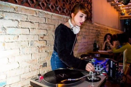 Juli, da Bananas Music, é produtora de eventos e também ataca de DJ.