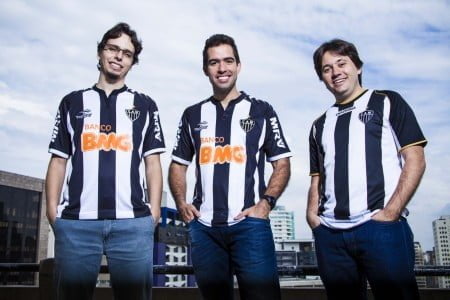 Daniel, Igor e Leonardo, torcedores do Galo, brincavam de atender o telefone na Moip usando nomes dos jogadores. 